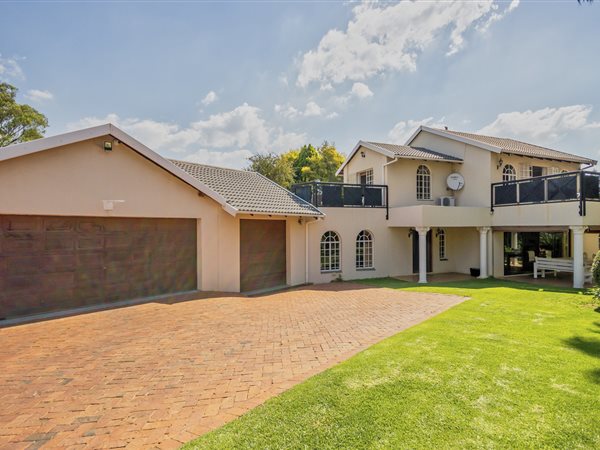 6 Bed House in Douglasdale