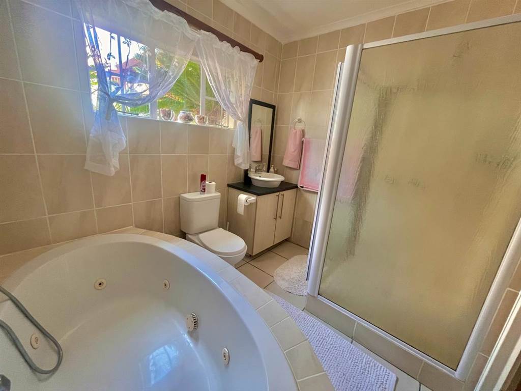 5 Bed House in Jeffreys Bay photo number 5