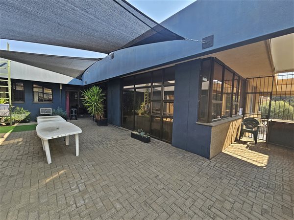 919  m² Commercial space