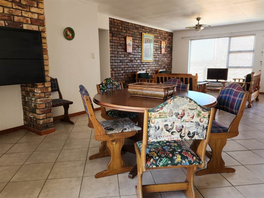 3 Bed House in Strandfontein photo number 3