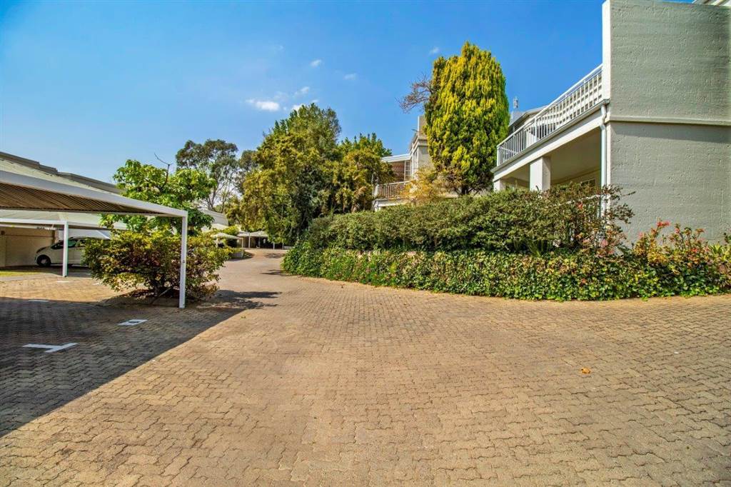 3 Bed Townhouse in Douglasdale photo number 25