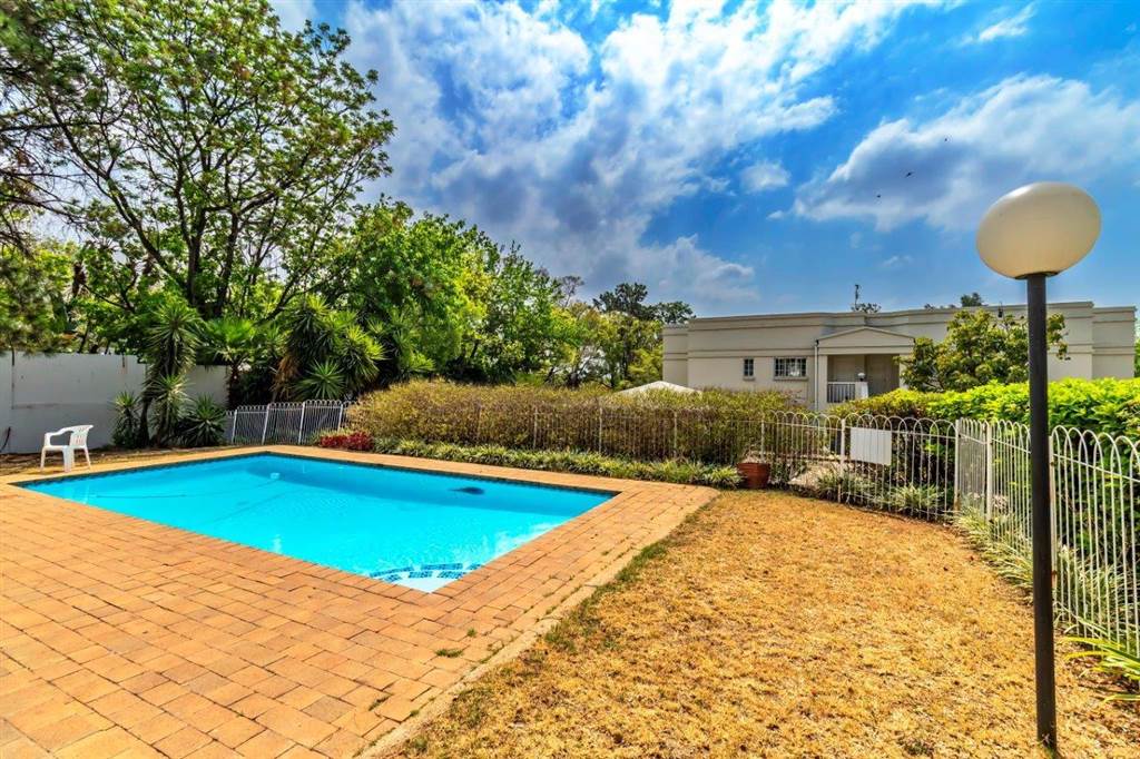 3 Bed Townhouse in Douglasdale photo number 26