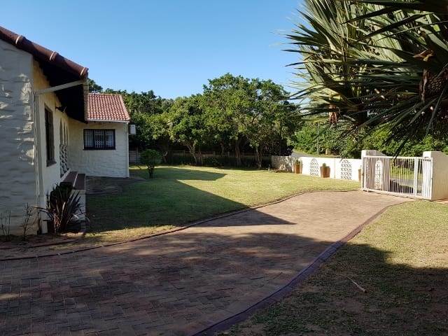 4 Bed House in Bazley Beach photo number 23