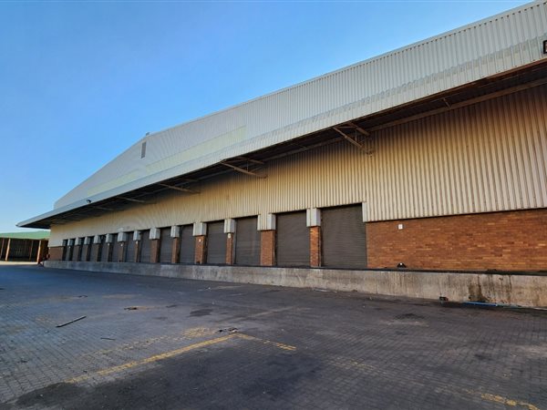 8 000  m² Industrial space